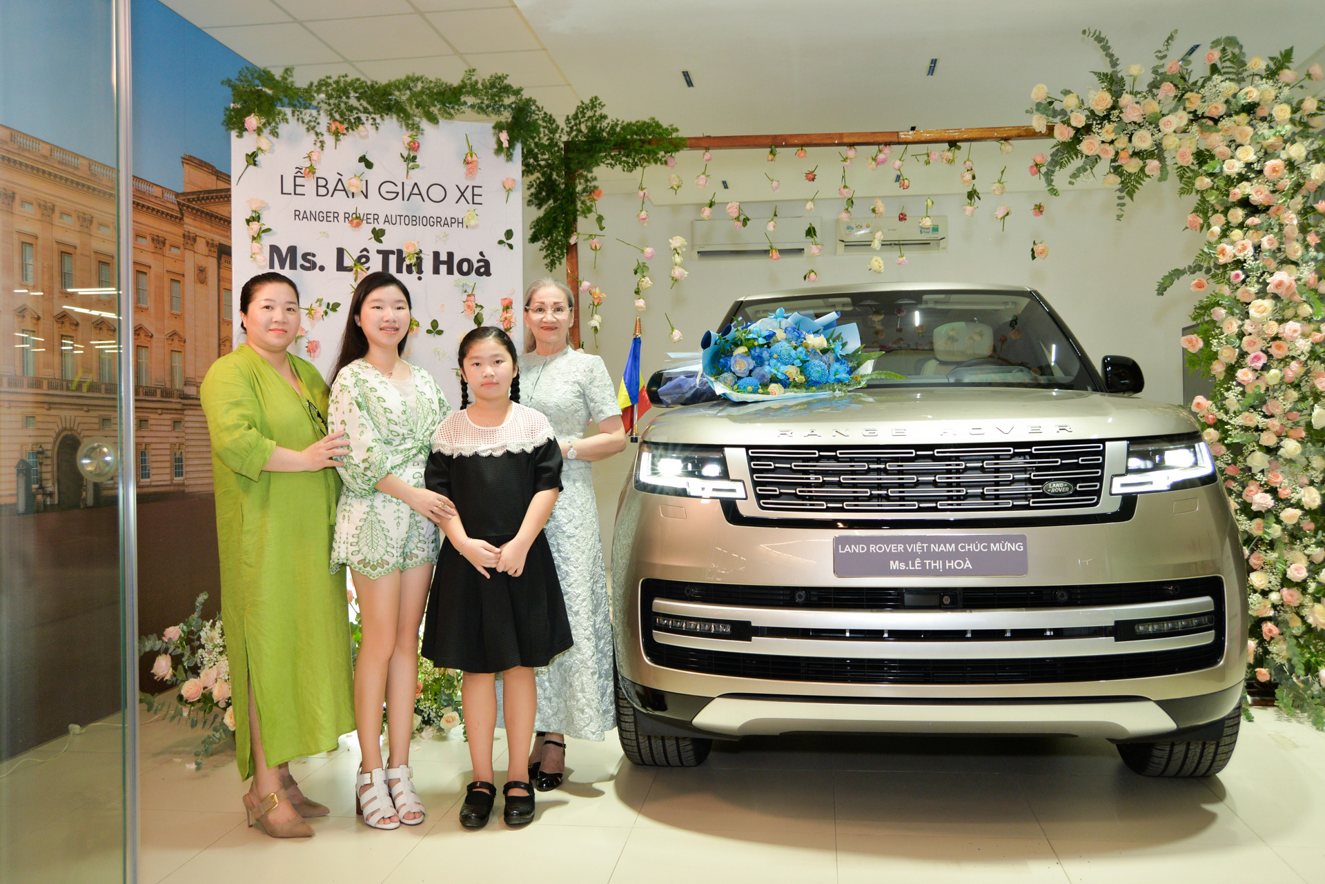 Mẹ của Lý Nhã Kỳ tậu siêu xe Land Rover trị giá lên đến 15 tỷ đồng- Ảnh 6.