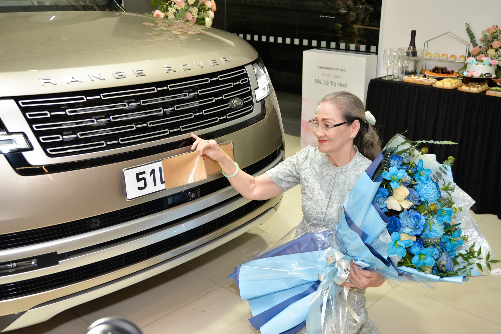 Mẹ của Lý Nhã Kỳ tậu siêu xe Land Rover trị giá lên đến 15 tỷ đồng- Ảnh 1.