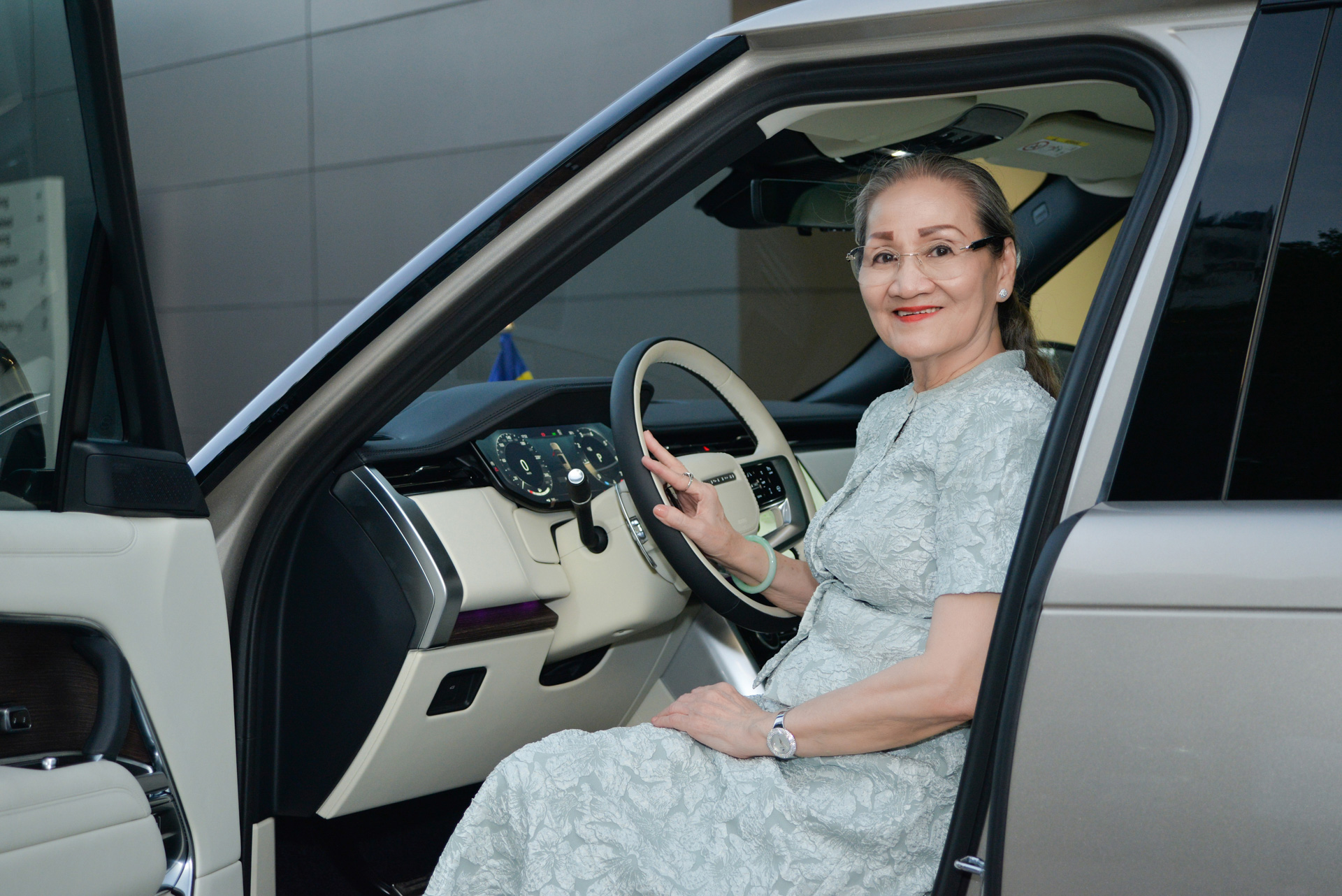 Mẹ của Lý Nhã Kỳ tậu siêu xe Land Rover trị giá lên đến 15 tỷ đồng- Ảnh 4.