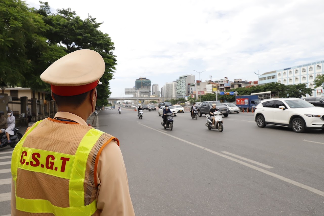 CSGT kiên trì xử lý xe khách chạy "rùa bò", né chốt- Ảnh 9.