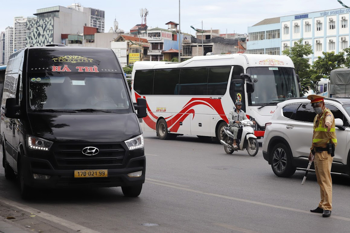 CSGT kiên trì xử lý xe khách chạy "rùa bò", né chốt- Ảnh 1.