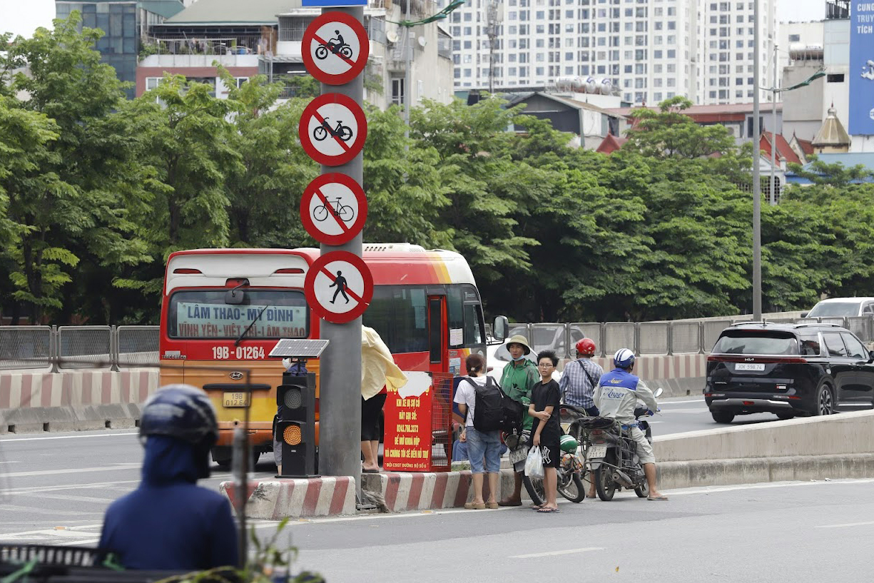 CSGT kiên trì xử lý xe khách chạy "rùa bò", né chốt- Ảnh 8.