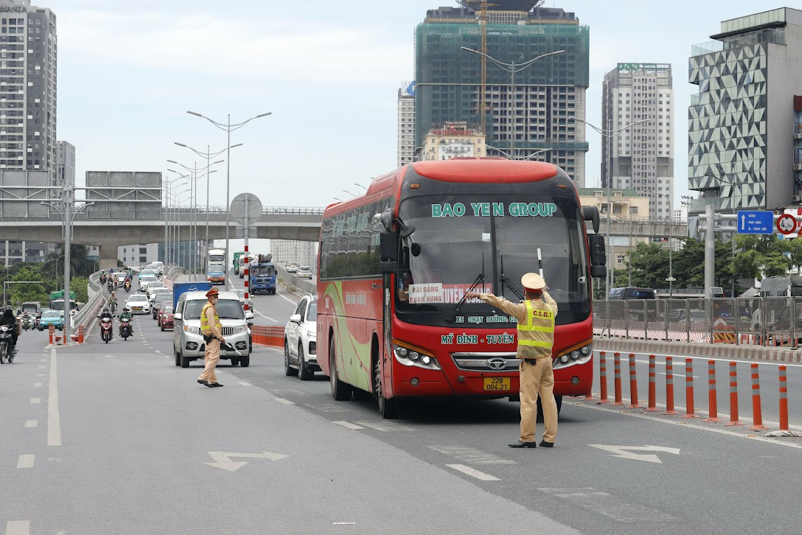 CSGT kiên trì xử lý xe khách chạy "rùa bò", né chốt- Ảnh 3.