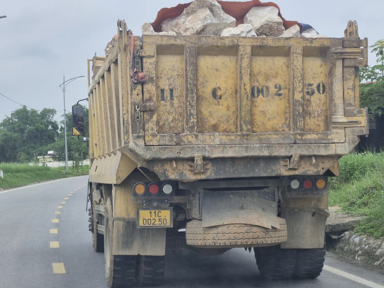 Không lắp đặt trạm cân, nhiều điểm mỏ ở Cao Bằng tiếp tay cho xe quá tải- Ảnh 1.