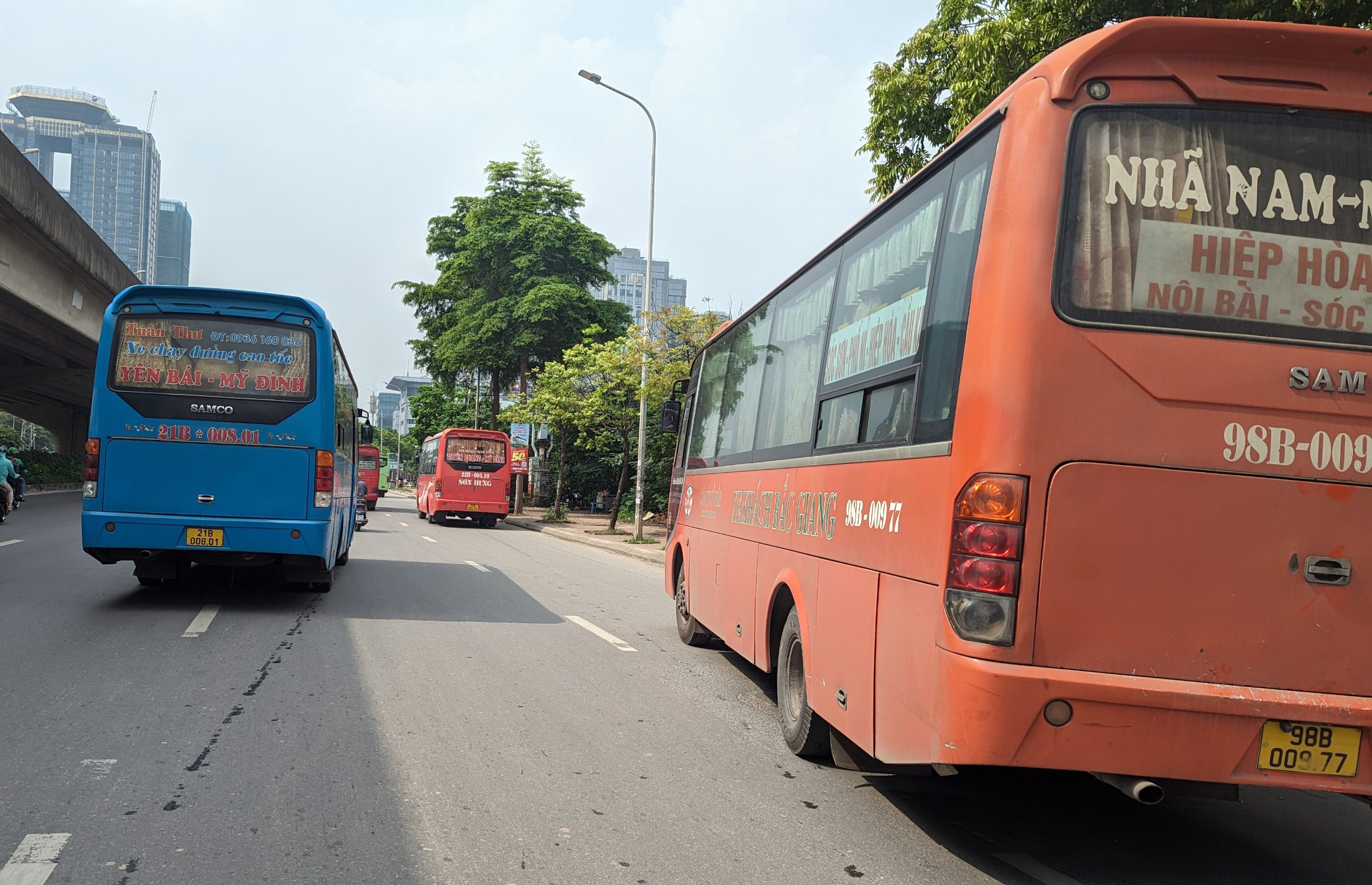 CSGT kiên trì xử lý xe khách chạy "rùa bò", né chốt- Ảnh 2.