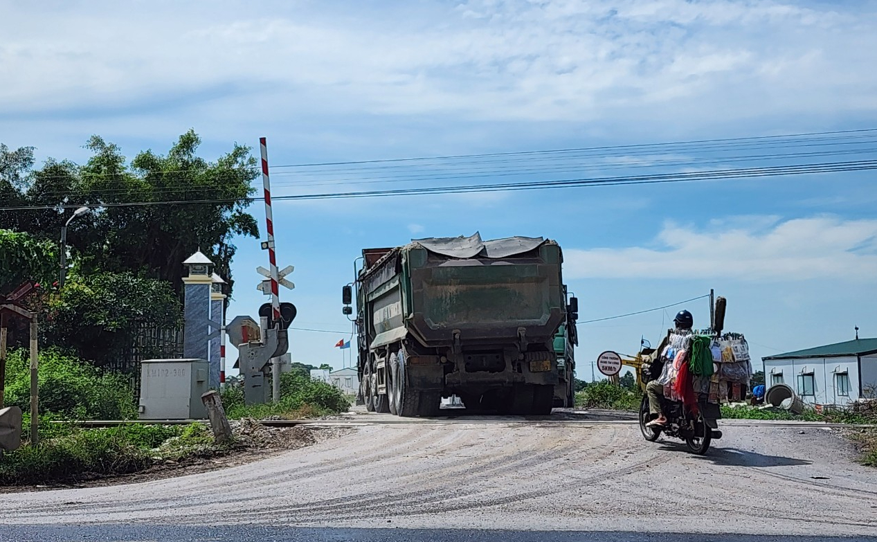 Nam Định: Đường đê "oằn mình" dưới bánh hàng đoàn xe tải phục vụ dự án- Ảnh 4.