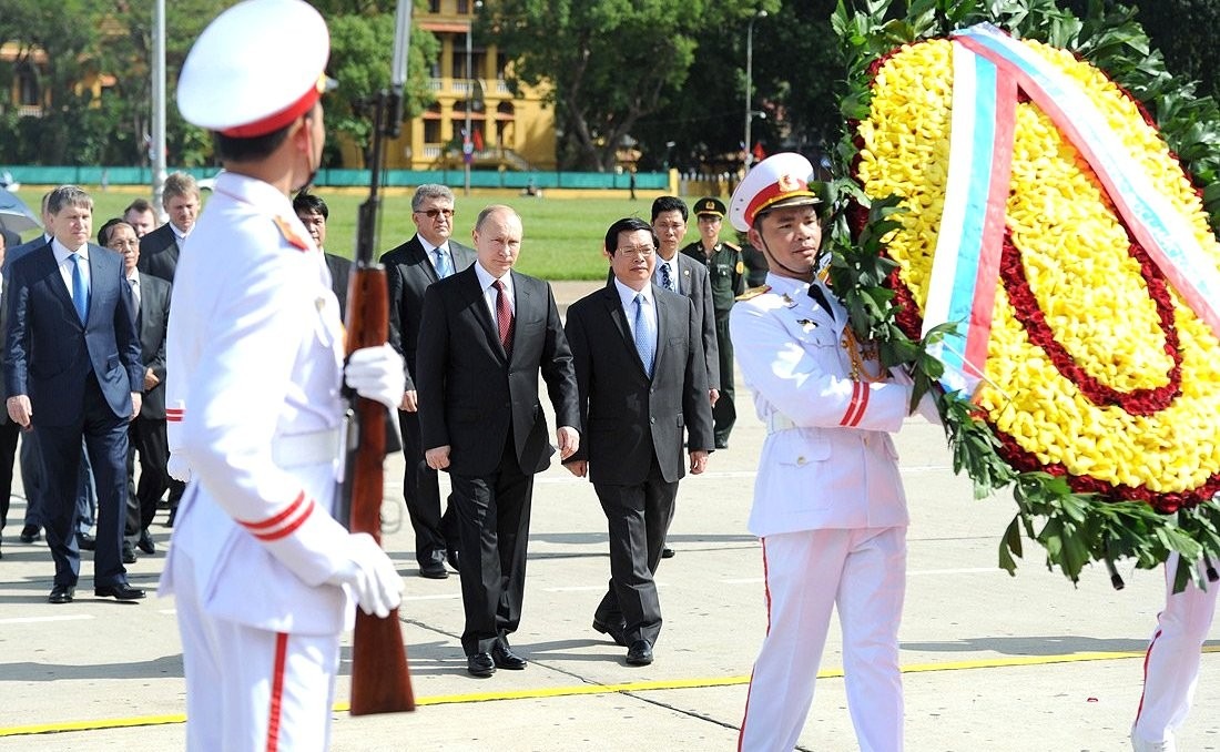 Tổng thống Nga Putin cùng phái đoàn và các lãnh đạo nước ta đặt vòng hoa, viếng thăm Lăng Chủ tịch Hồ Chí Minh. (Ảnh: Kremlin.ru)