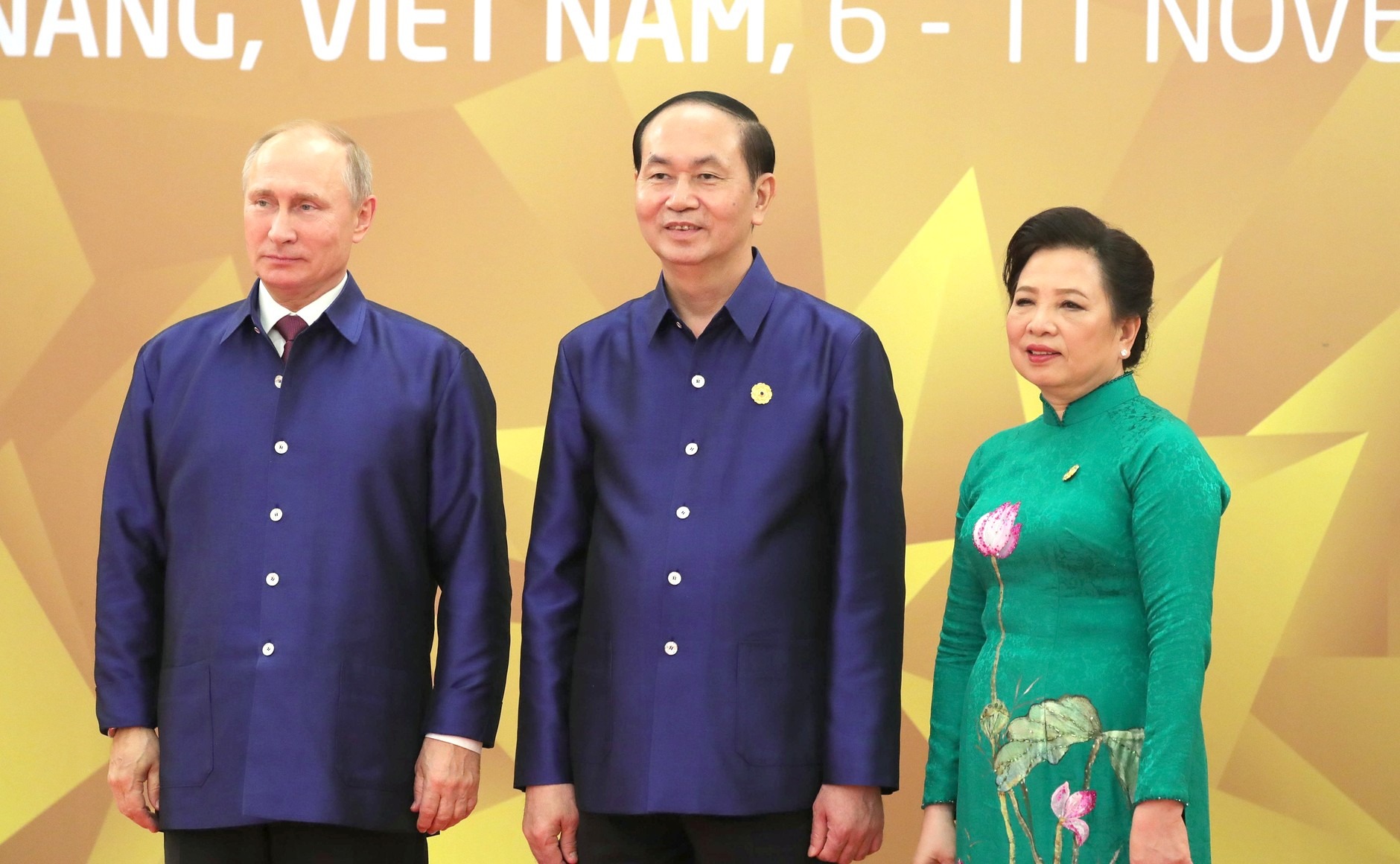 Tổng thống Putin chụp ảnh cùng Chủ tịch nước Trần Đại Quang và phu nhân. (Ảnh: Kremlin.ru)