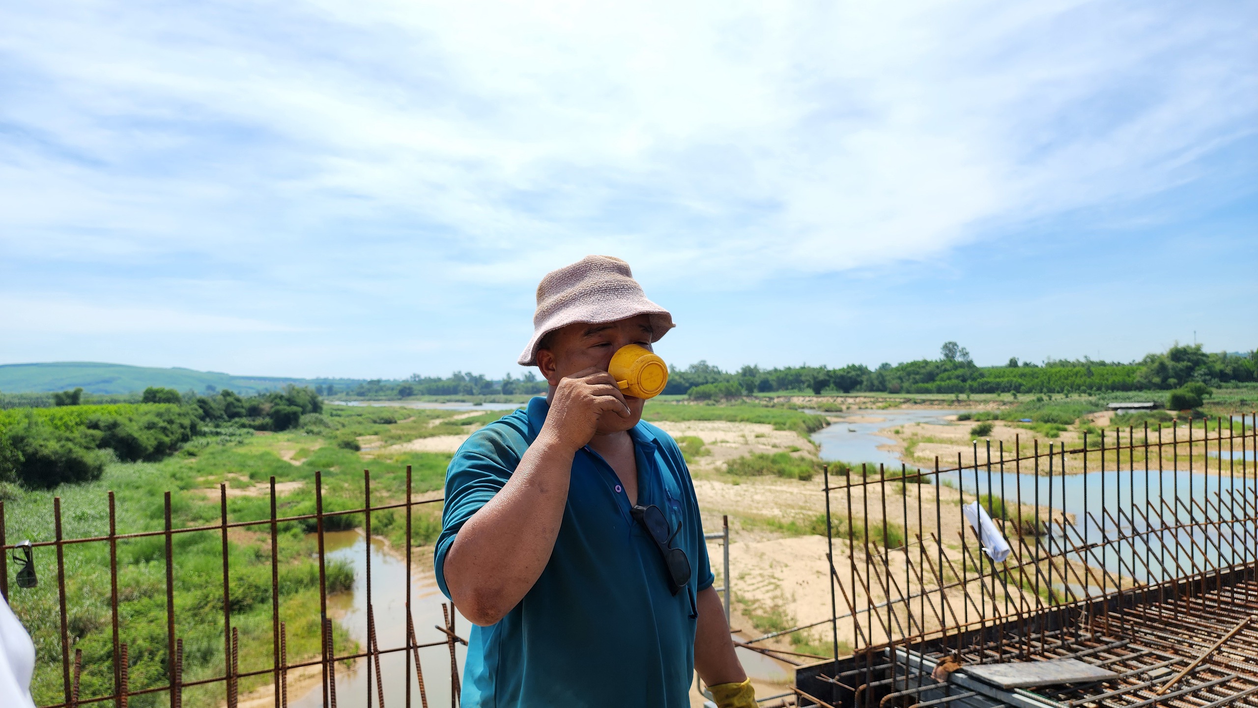 Công nhân đội nắng thi công cao tốc Quảng Ngãi - Hoài Nhơn- Ảnh 4.