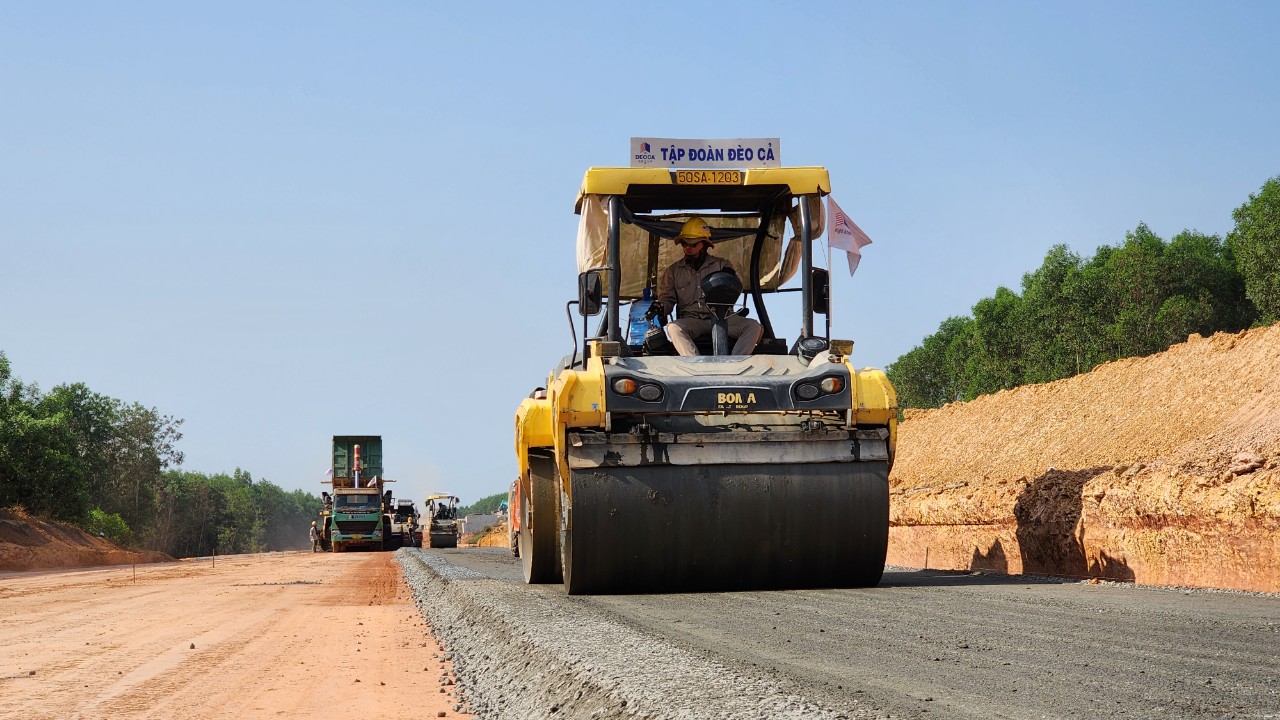 Công nhân đội nắng thi công cao tốc Quảng Ngãi - Hoài Nhơn- Ảnh 5.