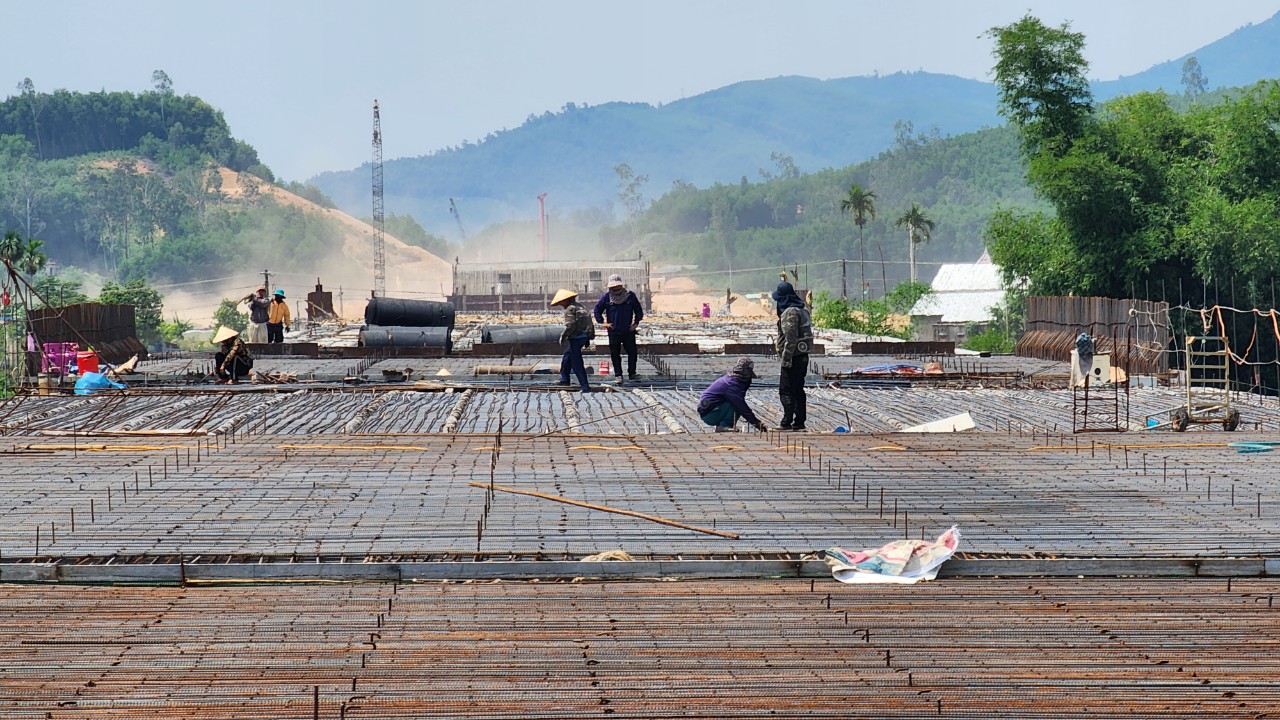 Công nhân đội nắng thi công cao tốc Quảng Ngãi - Hoài Nhơn- Ảnh 7.