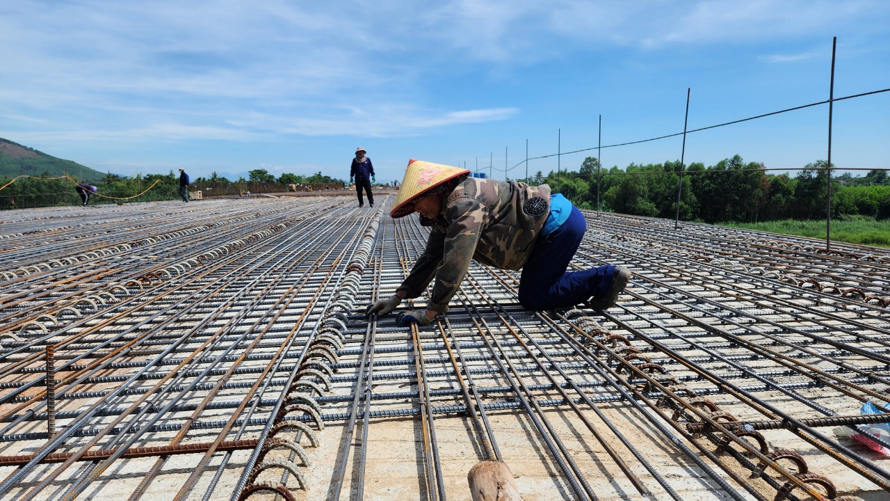 Công nhân đội nắng thi công cao tốc Quảng Ngãi - Hoài Nhơn- Ảnh 8.