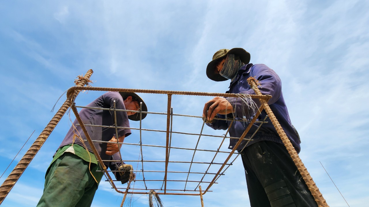 Công nhân đội nắng thi công cao tốc Quảng Ngãi - Hoài Nhơn- Ảnh 9.