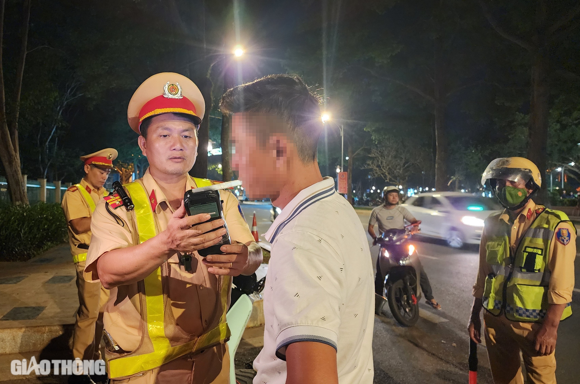 Bữa tối uống rượu thuốc, người đàn ông ở Đắk Lắk bị tạm giữ phương tiện- Ảnh 6.