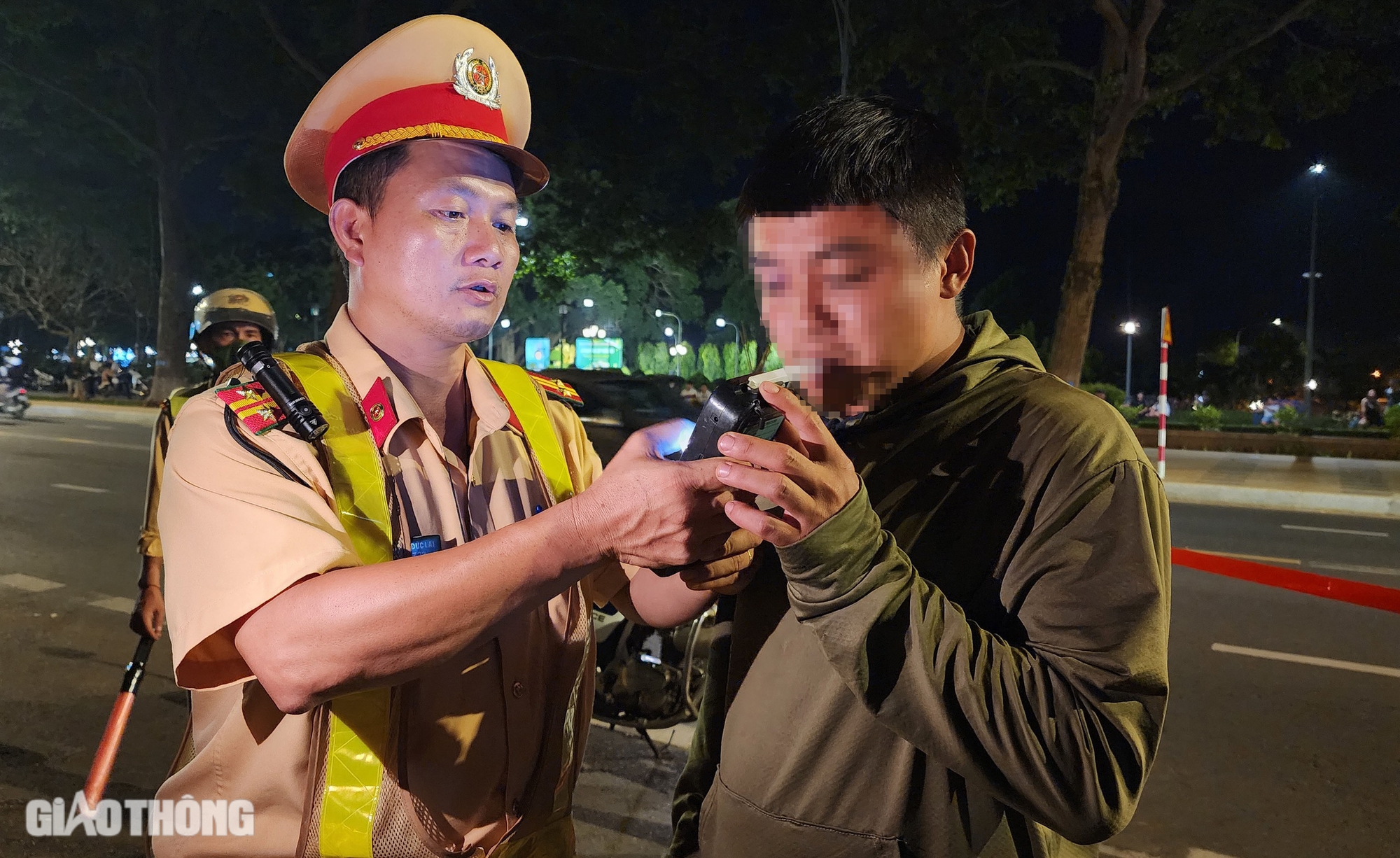 Bữa tối uống rượu thuốc, người đàn ông ở Đắk Lắk bị tạm giữ phương tiện- Ảnh 8.