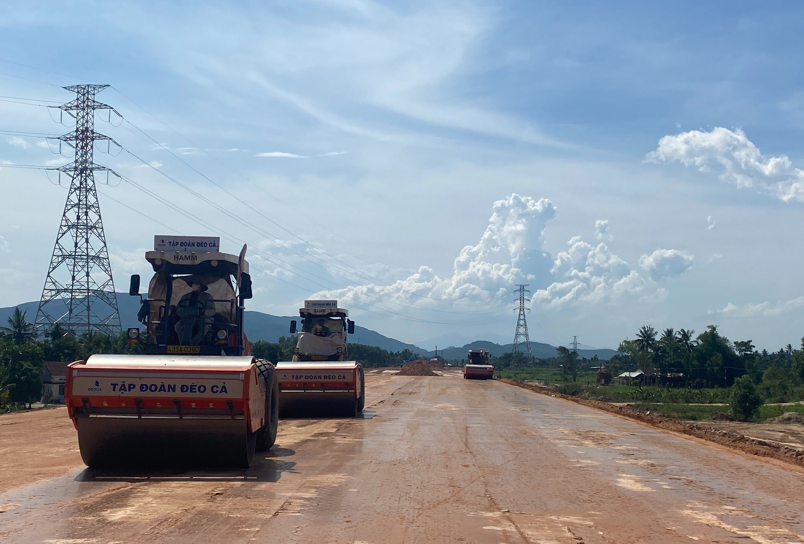 Công nhân đội nắng thi công cao tốc Quảng Ngãi - Hoài Nhơn- Ảnh 10.