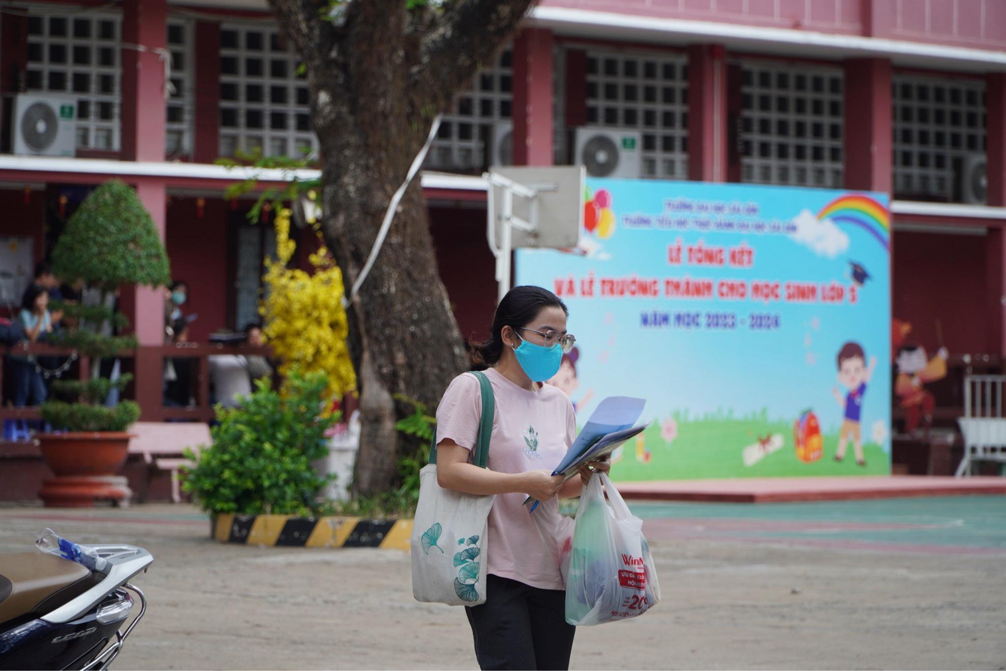 TP.HCM: Vợ chồng "cắm chốt" ở trường một ngày để mua hồ sơ lớp 1 cho con- Ảnh 1.