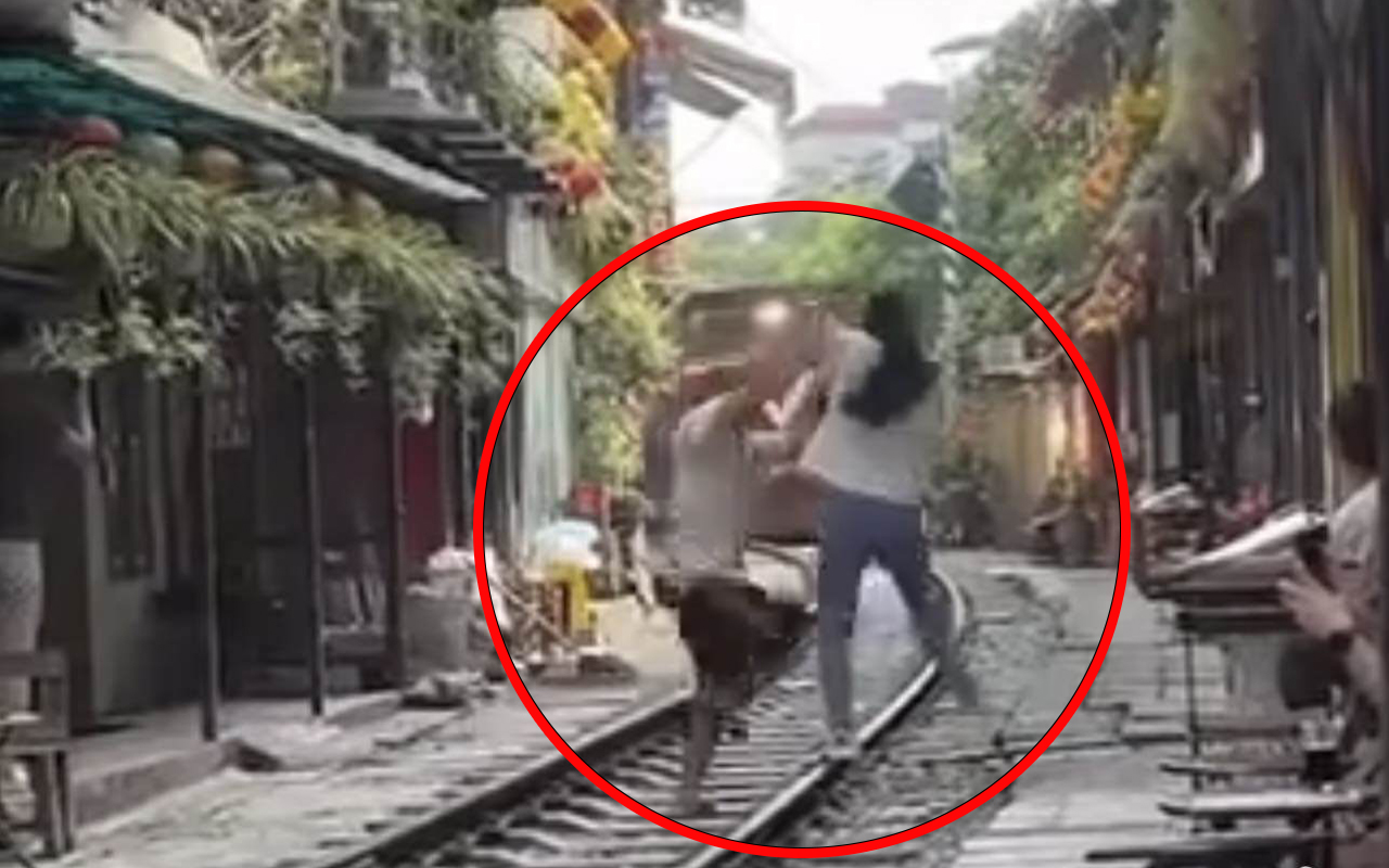 Thót tim cảnh nữ du khách nước ngoài lao ra đường ray khi tàu hỏa đến ở Hà Nội- Ảnh 1.