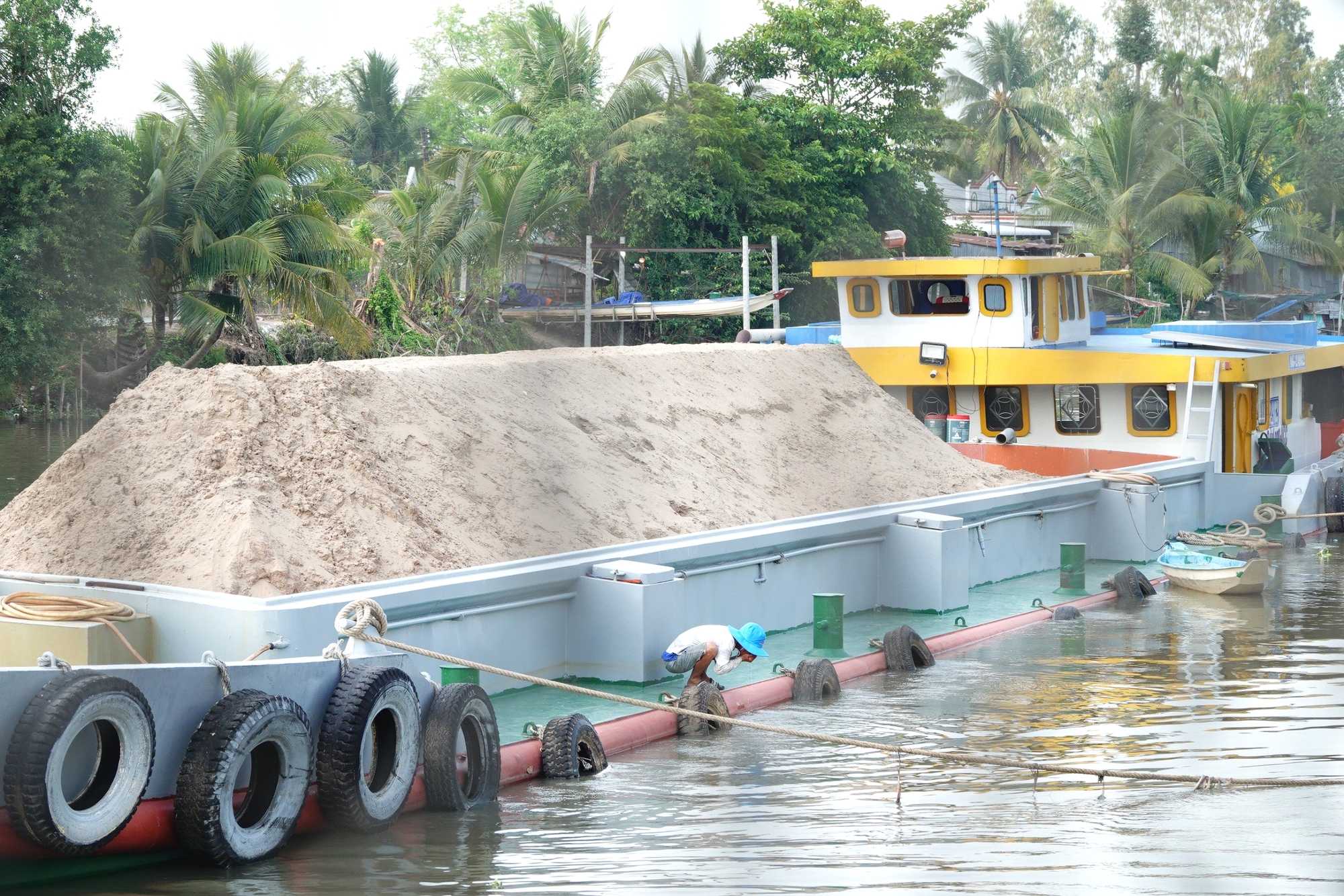 Ngày đêm đưa cát về công trường cao tốc trục ngang qua Cần Thơ- Ảnh 1.