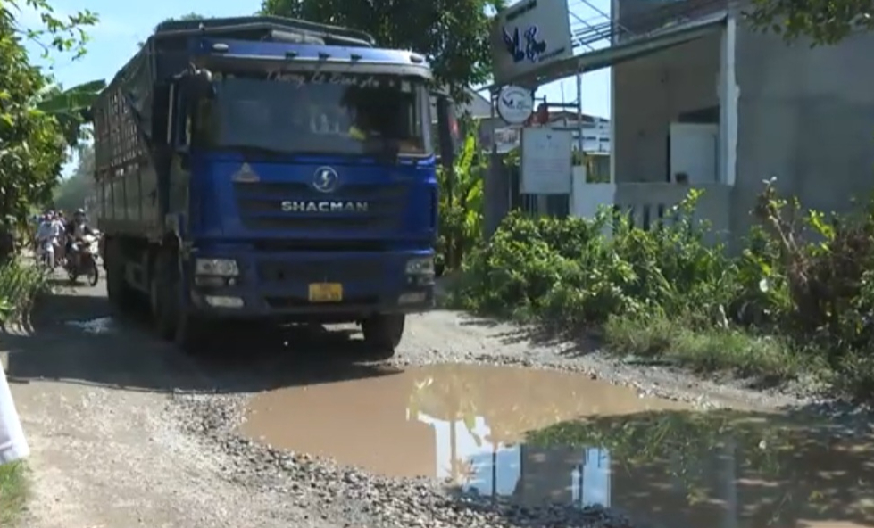 Tuyến đường 1,3km lổn nhổn "ổ gà", bẫy người đi đường- Ảnh 2.