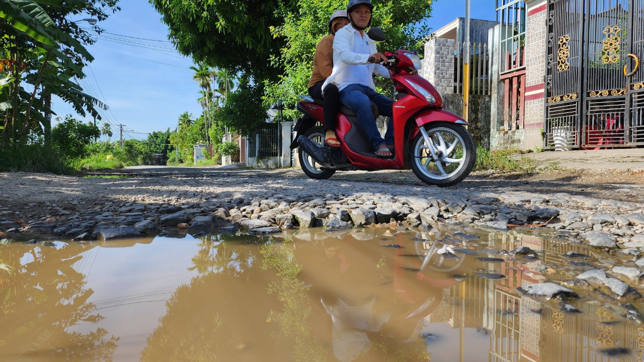 Tuyến đường 1,3km lổn nhổn "ổ gà", bẫy người đi đường- Ảnh 1.