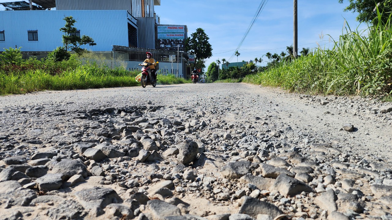 Tuyến đường 1,3km lổn nhổn "ổ gà", bẫy người đi đường- Ảnh 3.