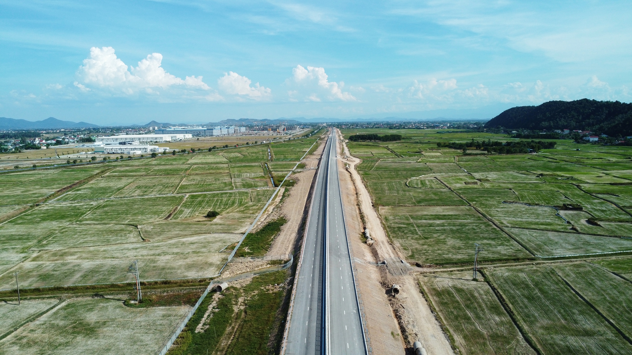 Phơi mình nơi "chảo lửa" hoàn thiện cao tốc Diễn Châu - Bãi Vọt- Ảnh 3.