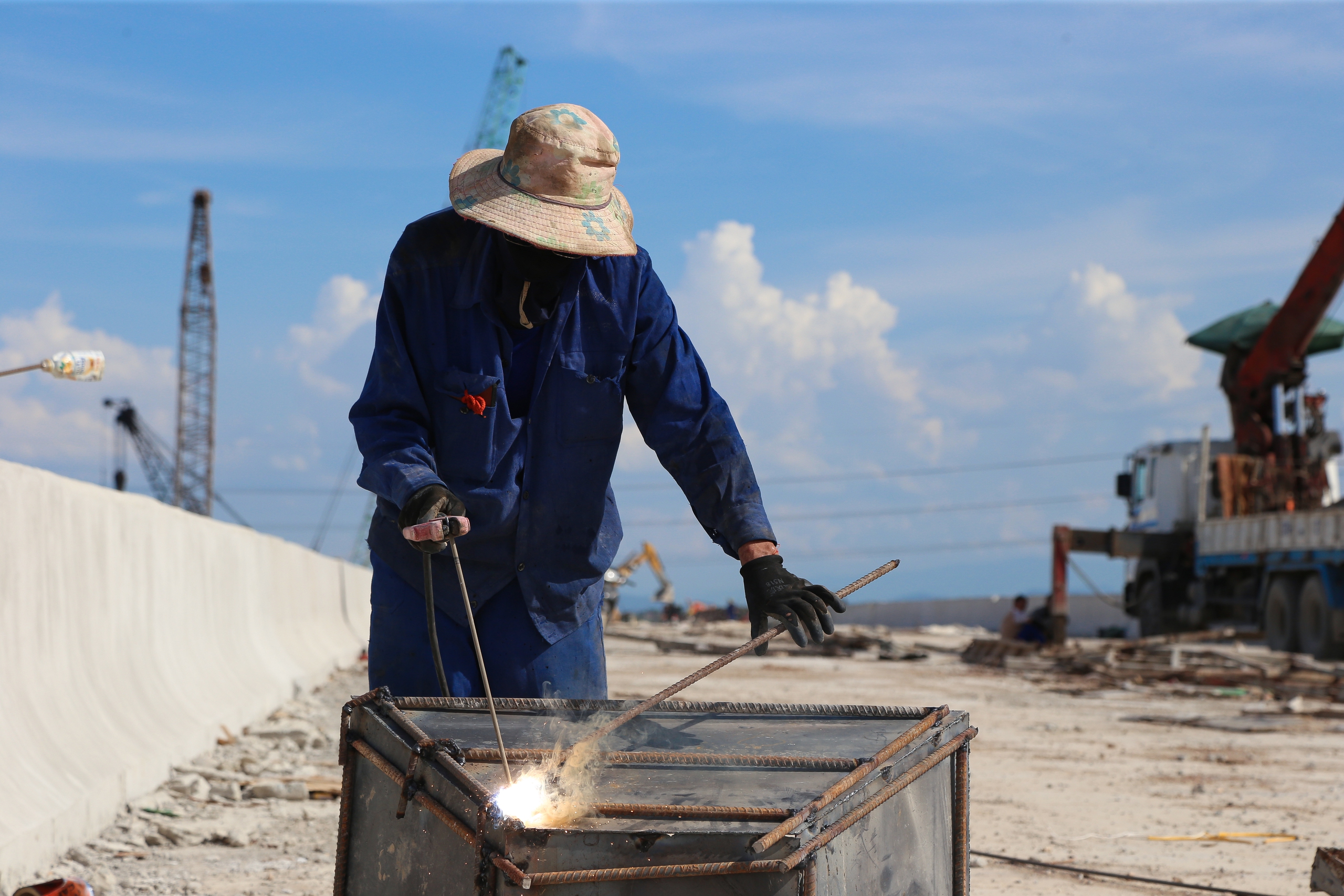 Phơi mình nơi "chảo lửa" hoàn thiện cao tốc Diễn Châu - Bãi Vọt- Ảnh 4.