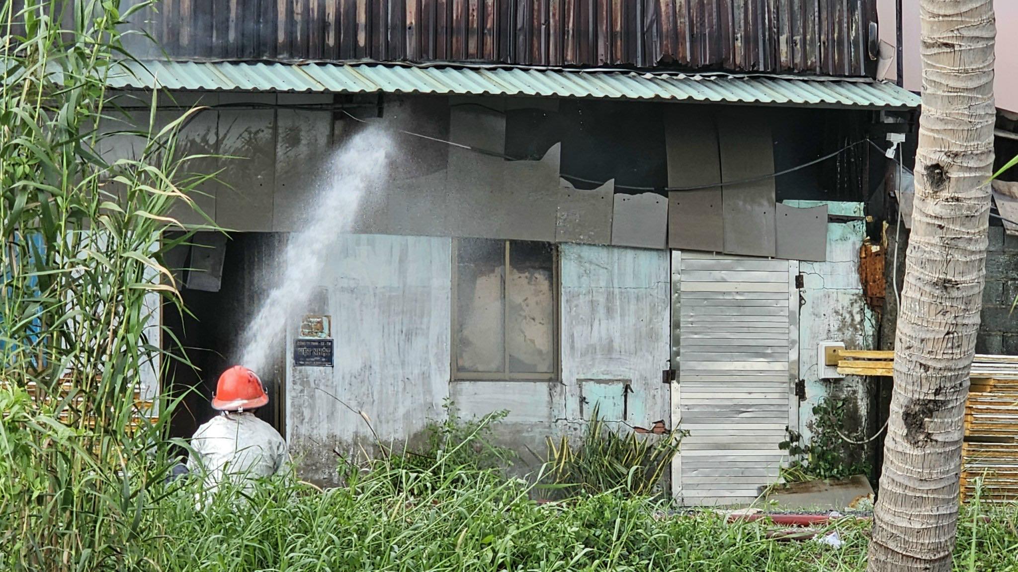 Cháy xưởng làm bột nhang, nhiều công nhân tháo chạy, một người thiệt mạng- Ảnh 2.