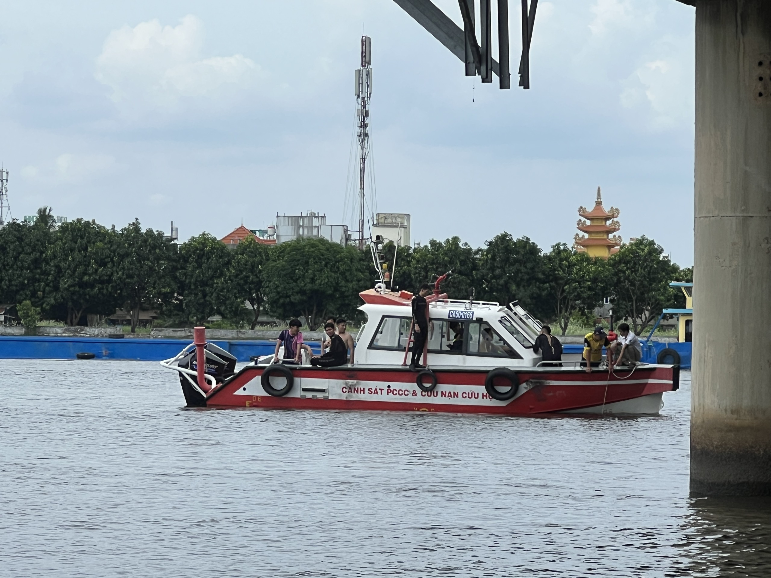 Người đàn ông để lại xe máy trên cầu, nhảy sông Sài Gòn tự tử- Ảnh 1.