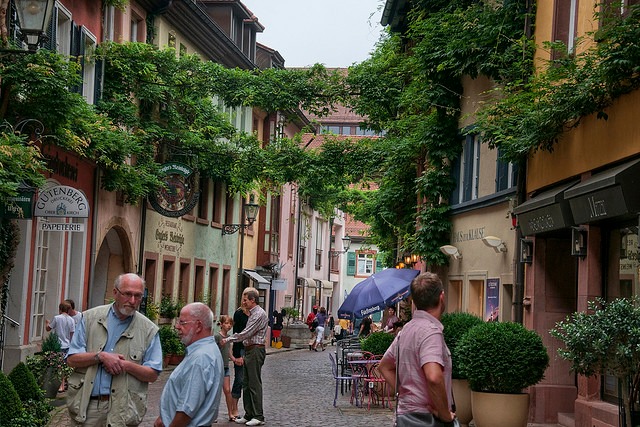 Chính quyền TP. Freiburg (Đức) đã biến toàn bộ trung tâm thành phố thành nơi dành riêng cho người đi bộ kể từ năm 1973. Đến nay thành phố đã mở rộng thêm các tuyến đường đi bộ và tăng cường mạng lưới đường xe đạp.
