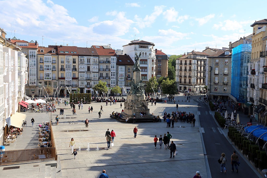 Vitoria-Gasteiz (Tây Ban Nha) được coi là hình mẫu chuyển đổi giao thông xanh thành công khi chỉ trong vòng 10 năm, thành phố lột xác từ một đô thị ô nhiễm, tắc nghẽn ô tô thành nơi thân thiện với người đi bộ bậc nhất châu  u với 67% người dân lựa chọn đi bộ, giành giải Thành phố Xanh châu Âu 2012.