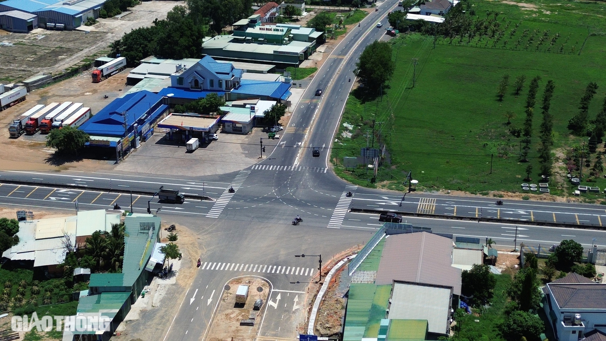 Ngắm đường nối cao tốc Phan Thiết - Dầu Giây trước ngày thông xe- Ảnh 1.