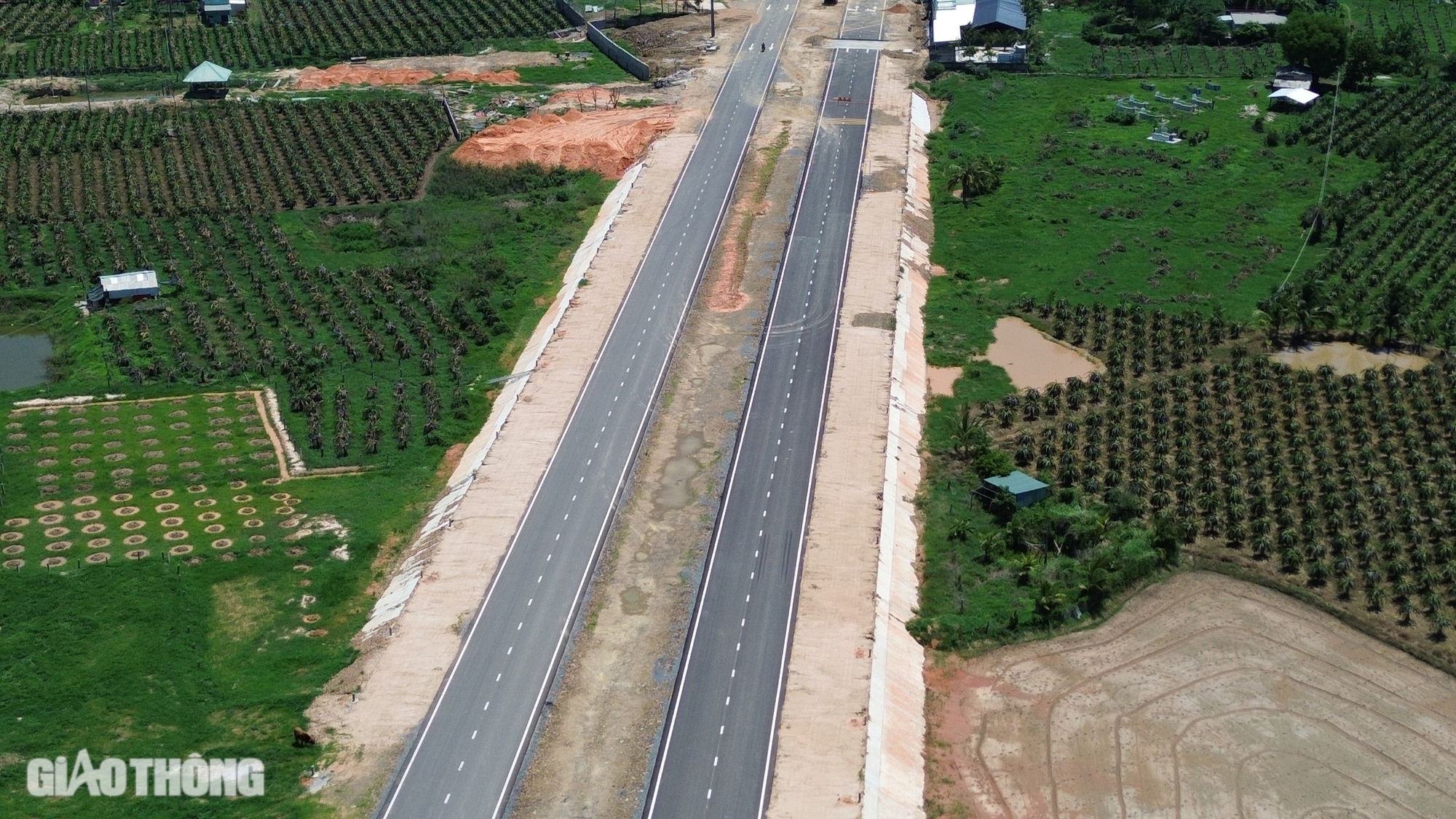 Ngắm đường nối cao tốc Phan Thiết - Dầu Giây trước ngày thông xe- Ảnh 3.