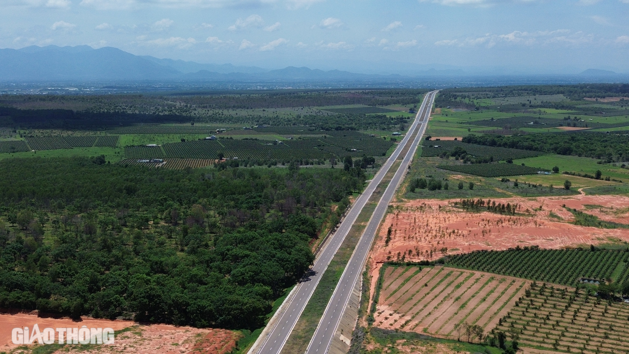 Ngắm đường nối cao tốc Phan Thiết - Dầu Giây trước ngày thông xe- Ảnh 4.