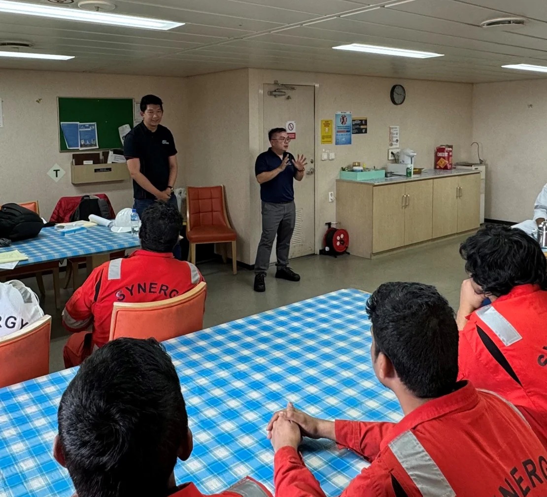 Ông Gwee Guo Duan, Trợ lý Tổng thư ký Hiệp hội Sĩ quan Hàng hải Singapore, gặp mặt thủy thủ đoàn vào tháng 4. (Ảnh: CNN)