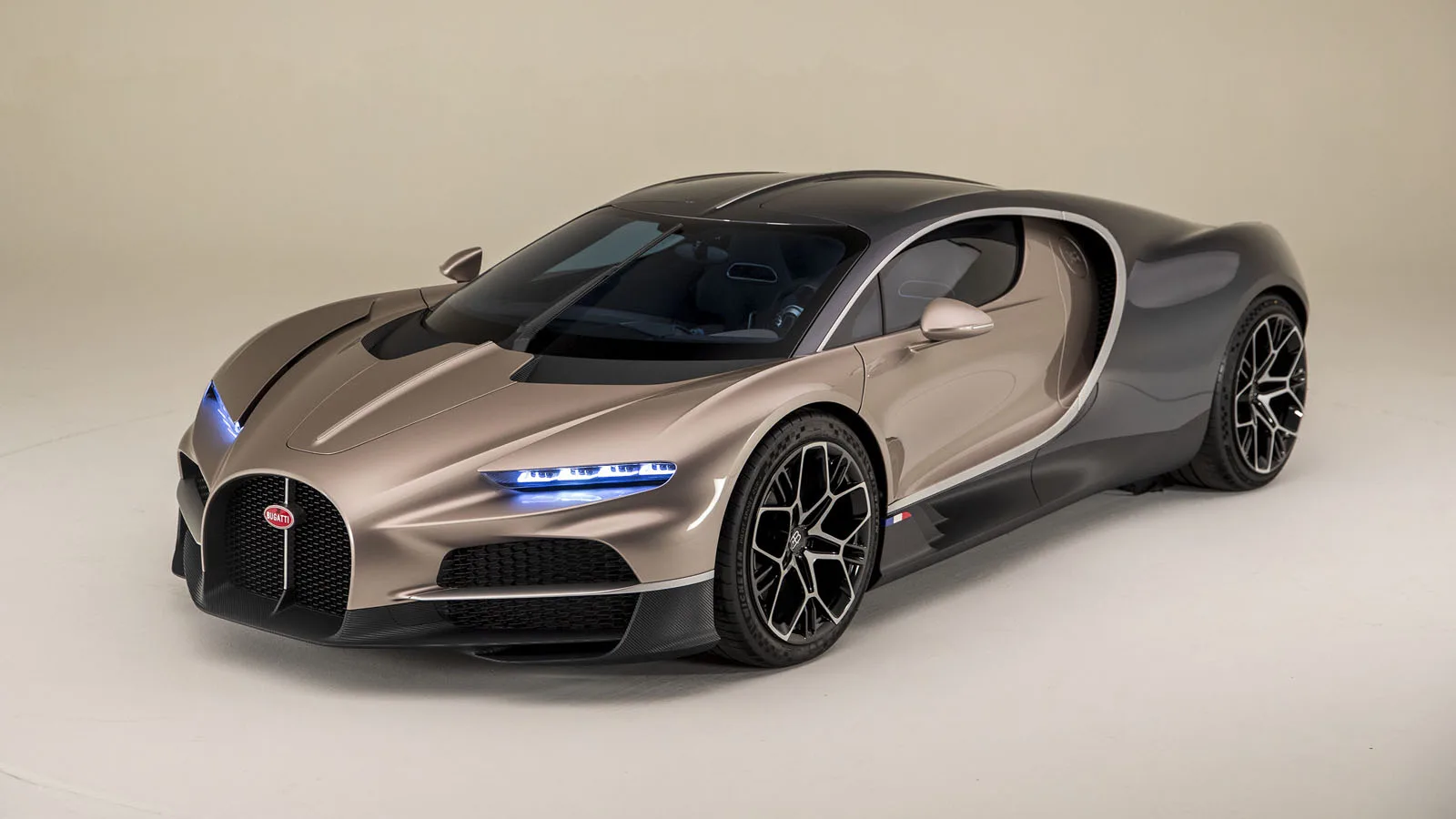 Bugatti ra mắt siêu xe hybrid có công suất cực mạnh- Ảnh 1.