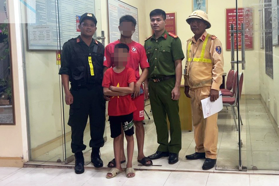 Cảnh sát giúp bé trai đi lạc trên cao tốc Hà Nội - Hải Phòng- Ảnh 1.