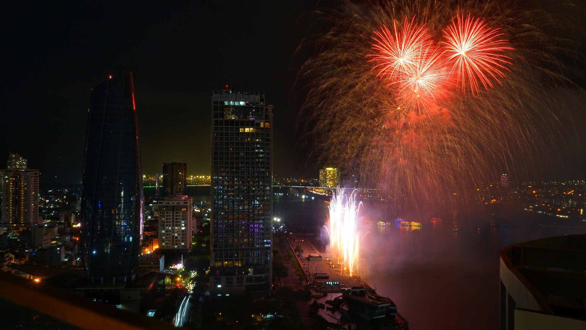 Pháo hoa Đà Nẵng 2024: Mãn nhãn màn so tài của 2 đại diện châu Âu- Ảnh 1.