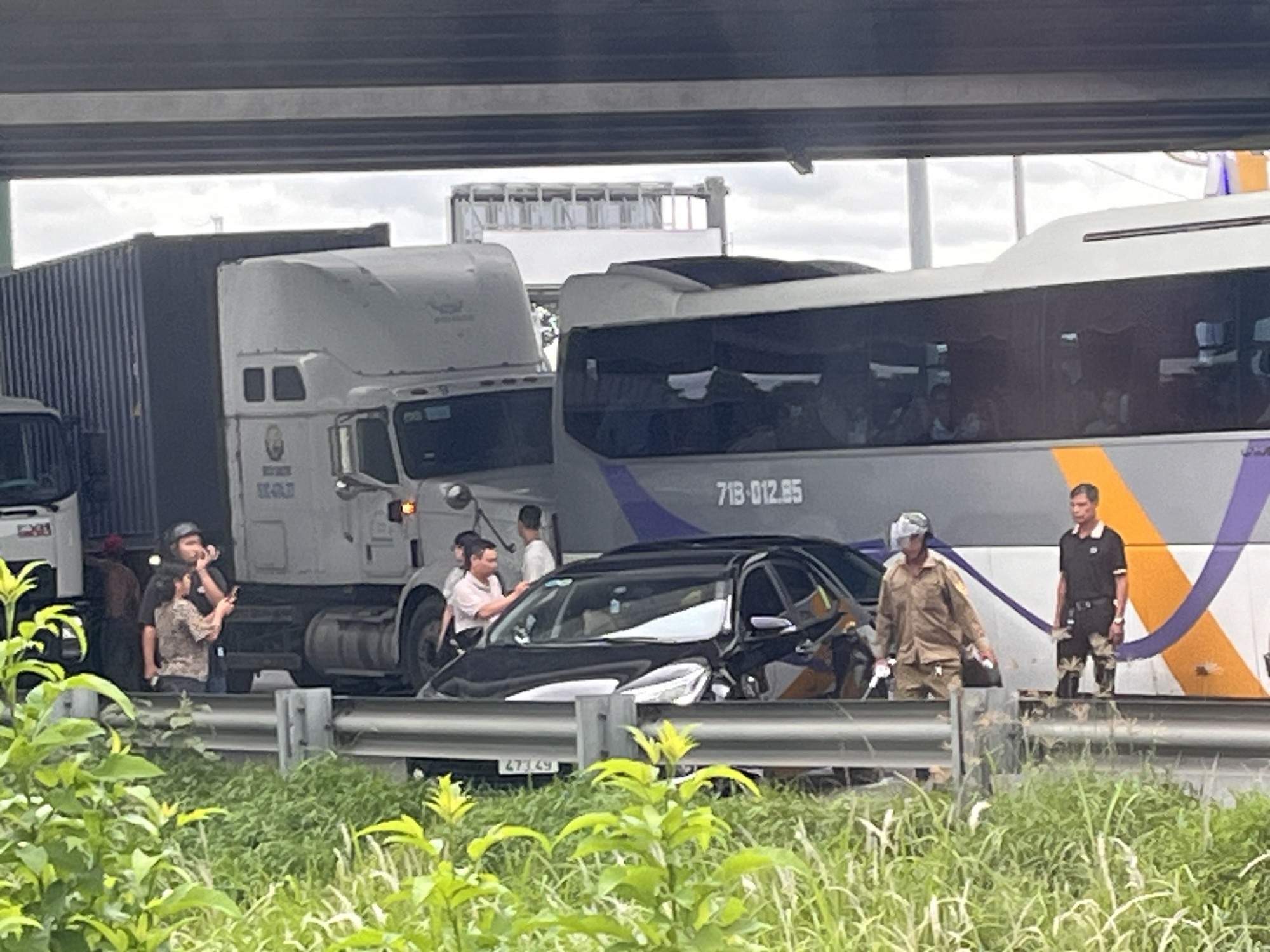 Cao tốc TP.HCM - Long Thành - Dầu Giây và QL51 ùn tắc kéo dài sau tai nạn- Ảnh 1.