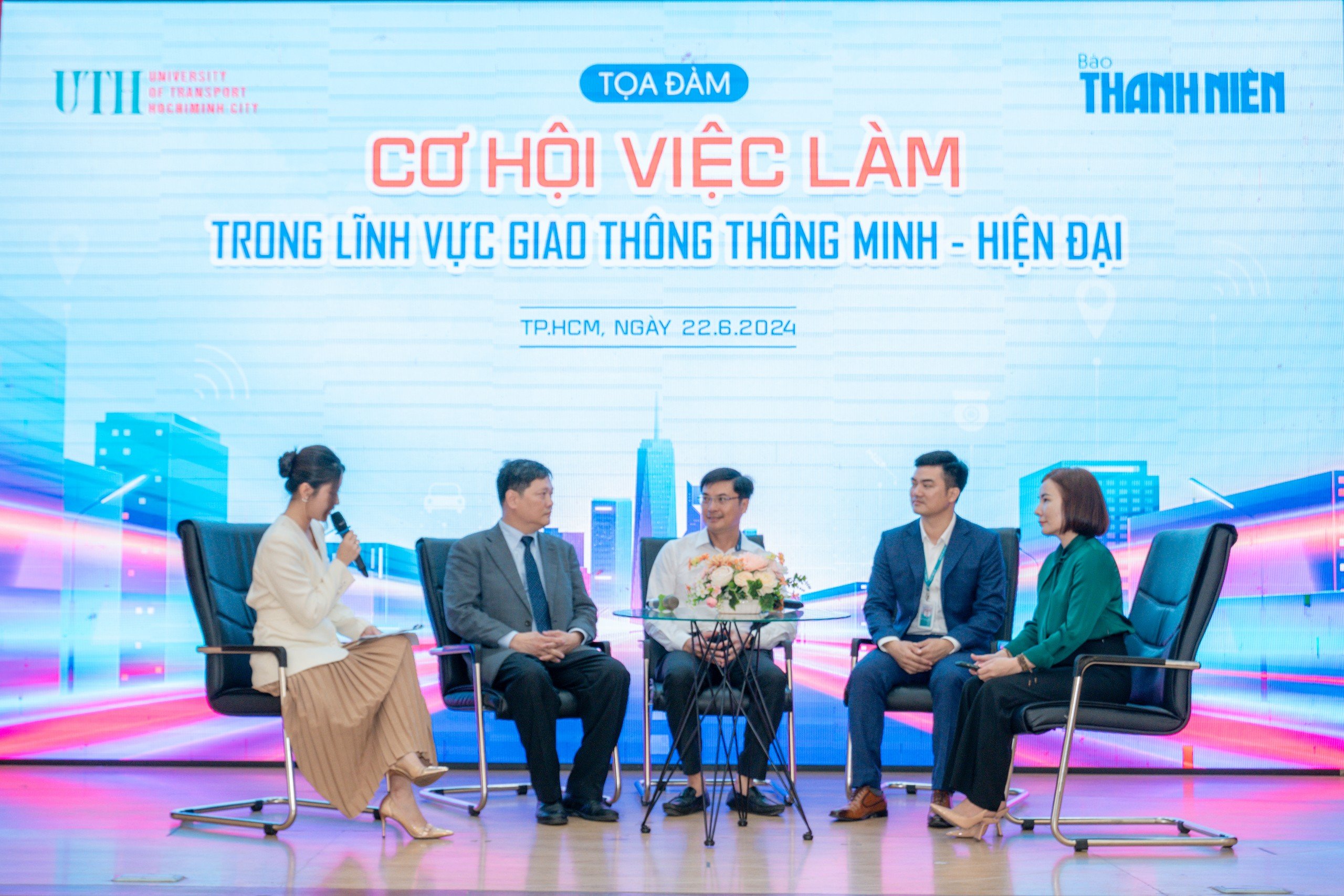 Sinh viên TP.HCM háo hức với ngày hội hơn 3.000 việc làm- Ảnh 1.