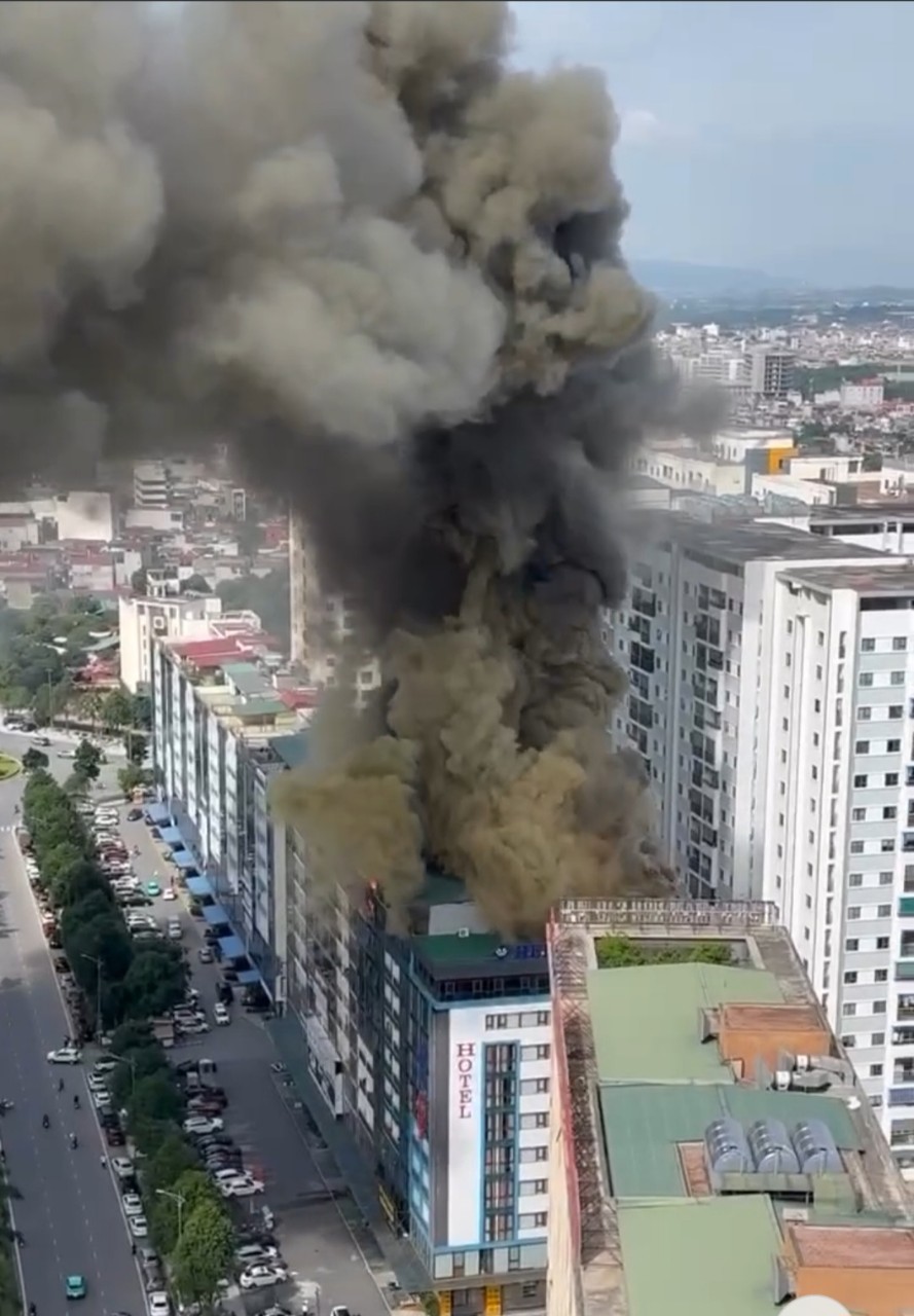 Cháy lớn tại chung cư ở Bắc Ninh do chập điện máy giặt- Ảnh 1.
