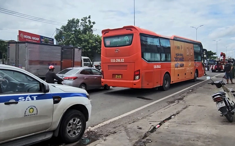 Chiếc ô tô khách liên quan đến vụ tai nạn - Ảnh: H.T.