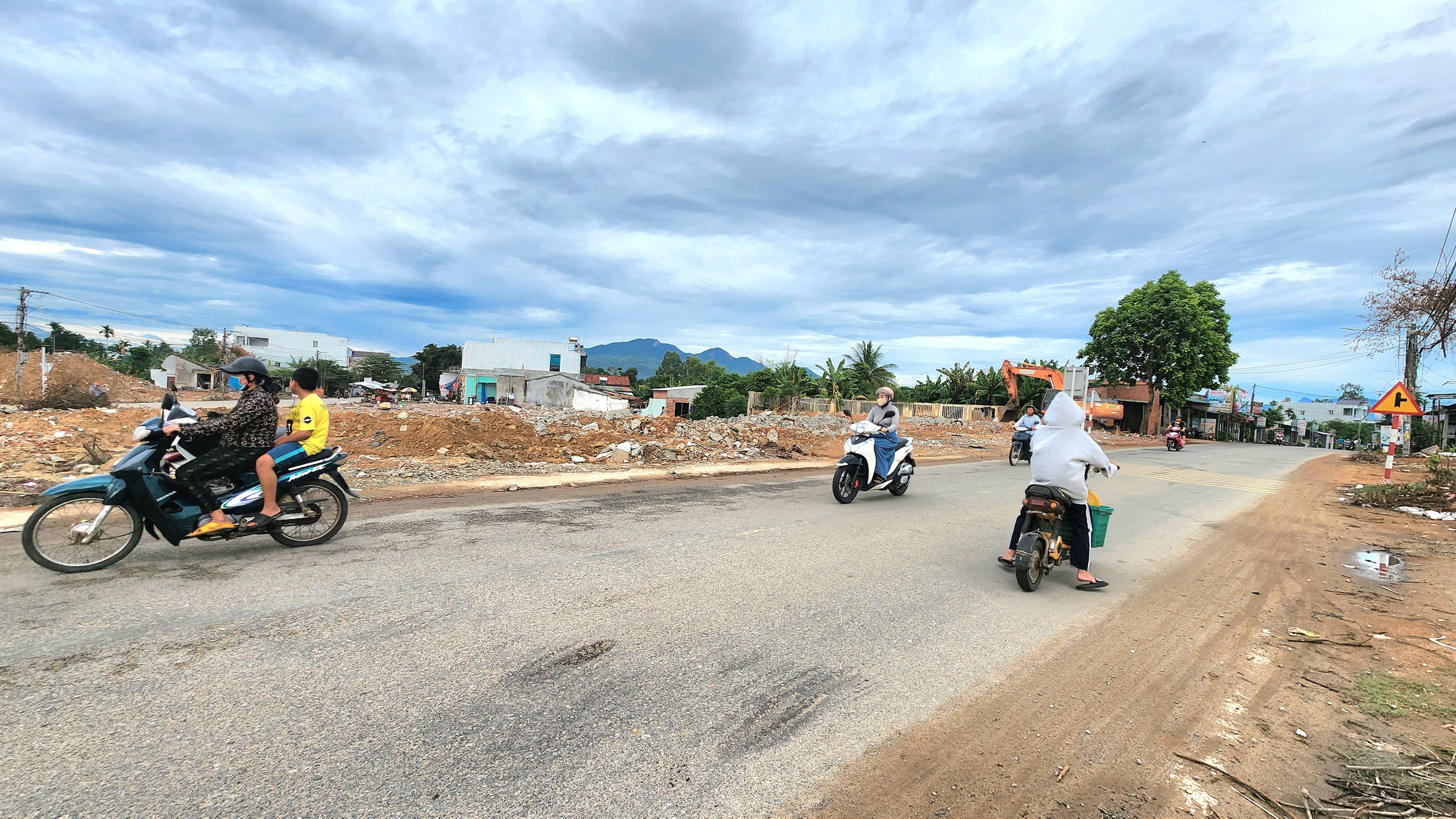 Gỡ điểm nghẽn mặt bằng lớn nhất trên cao tốc Quảng Ngãi - Hoài Nhơn- Ảnh 11.