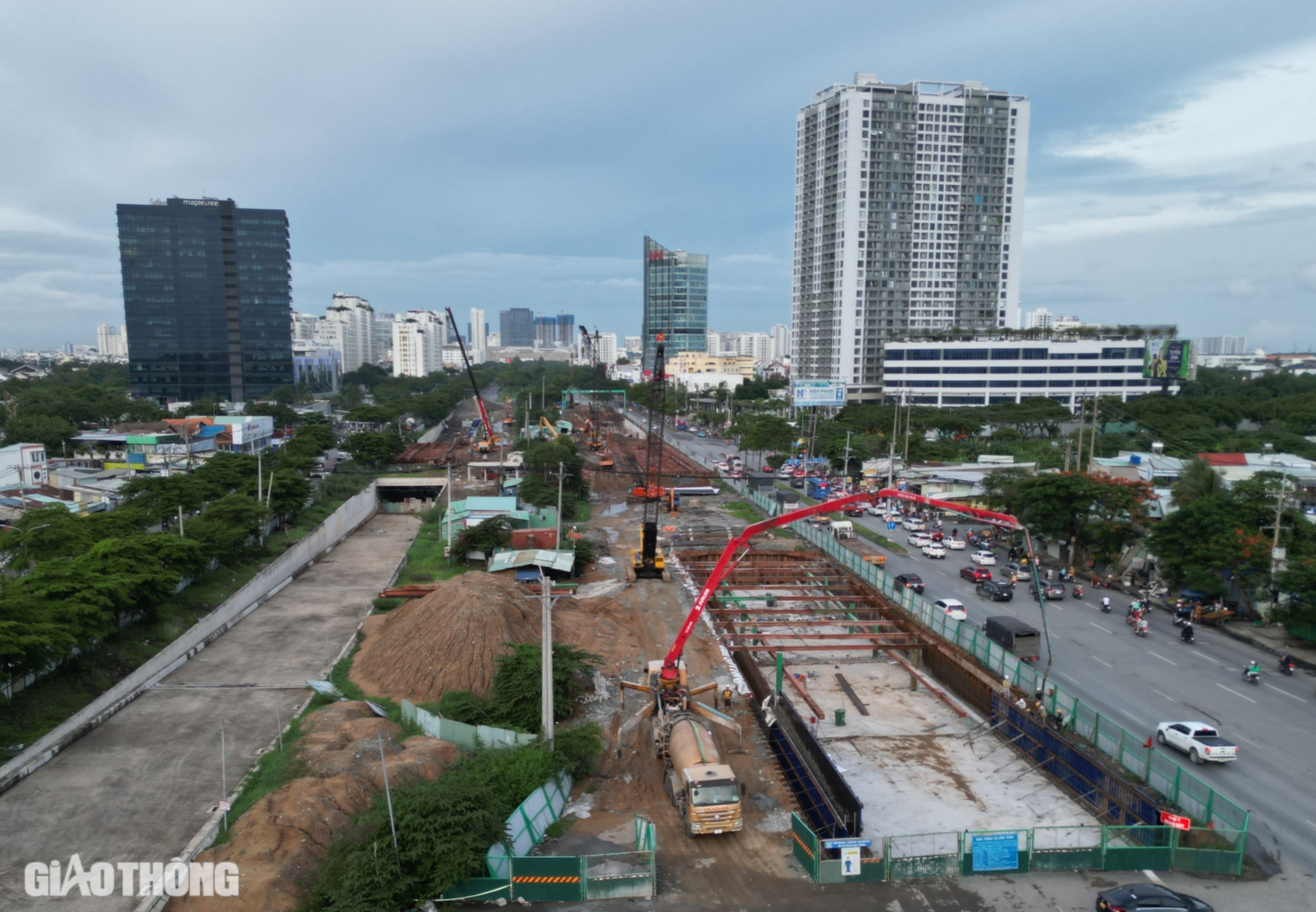 Hầm chui Nguyễn Văn Linh - Nguyễn Hữu Thọ dần thành hình, dự kiến thông xe tháng 8- Ảnh 1.