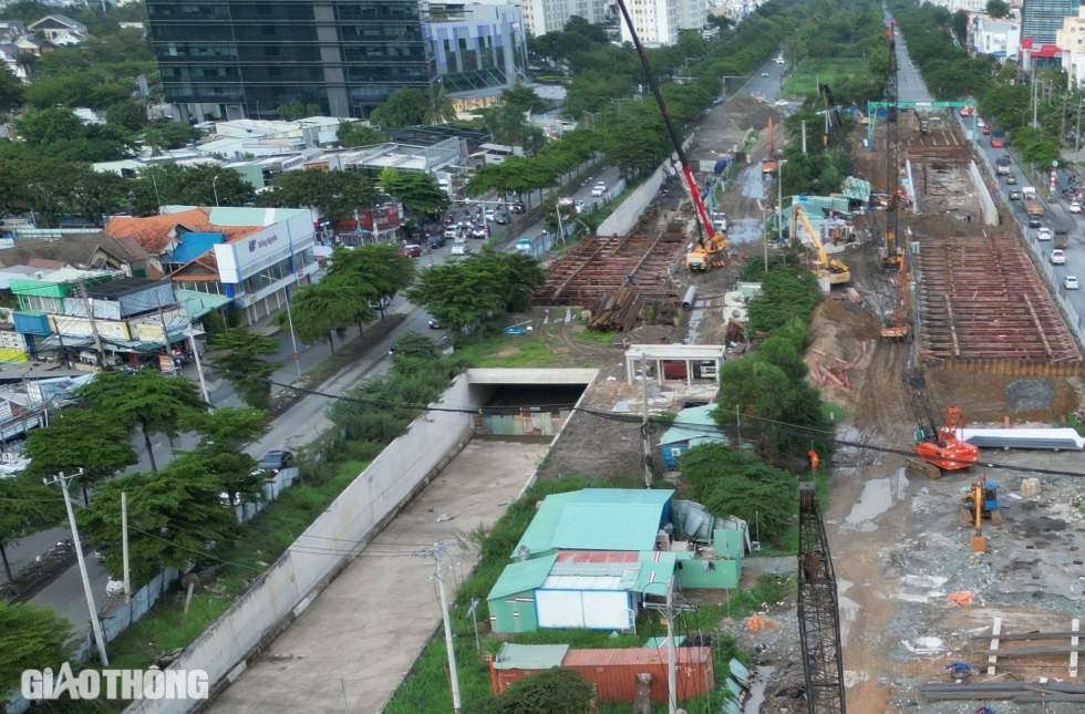 Hầm chui Nguyễn Văn Linh - Nguyễn Hữu Thọ dần thành hình, dự kiến thông xe tháng 8- Ảnh 3.