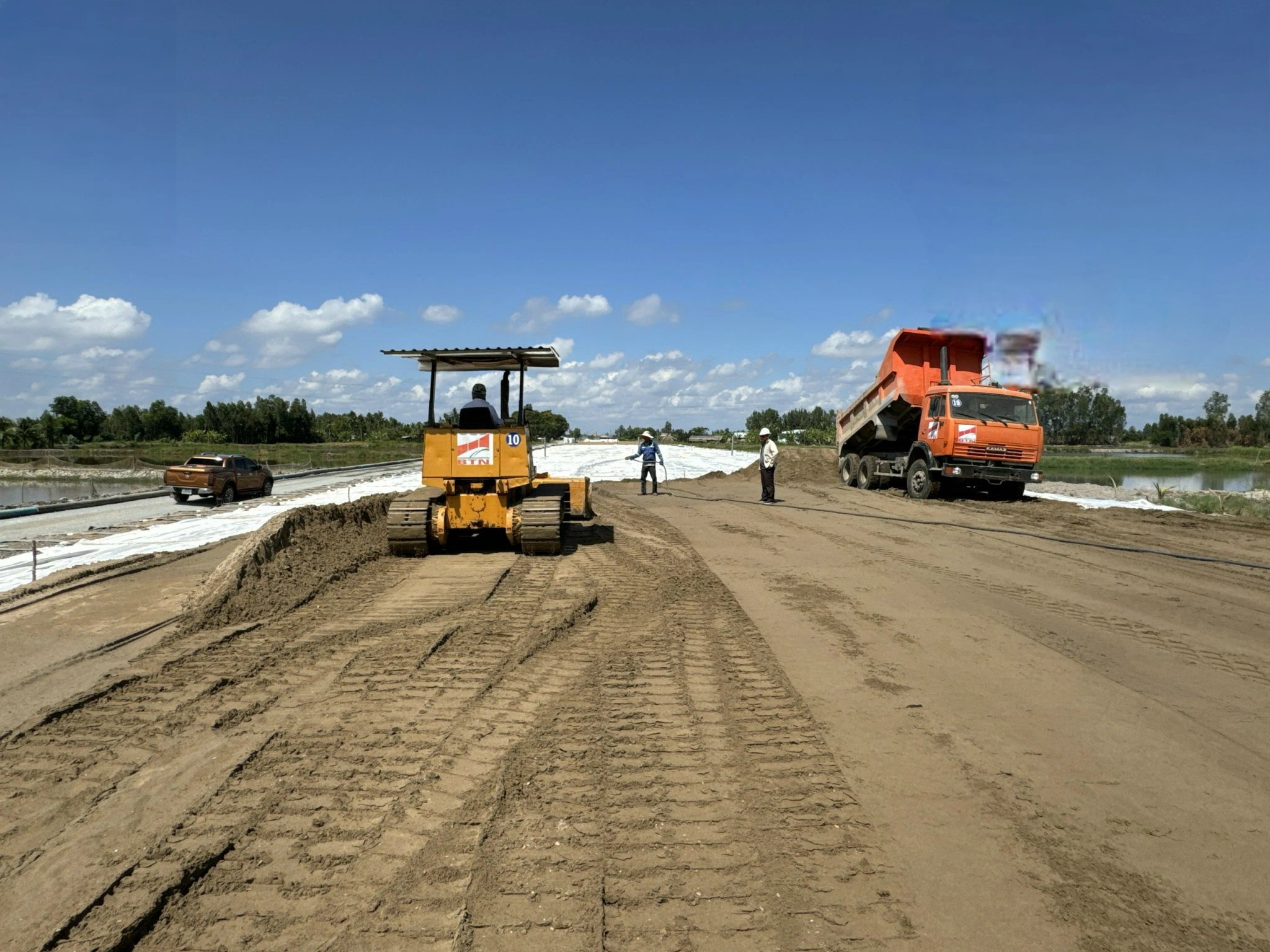 Khối lượng cát về công trường hạn chế, cao tốc Cần Thơ - Cà Mau vẫn chậm tiến độ- Ảnh 1.