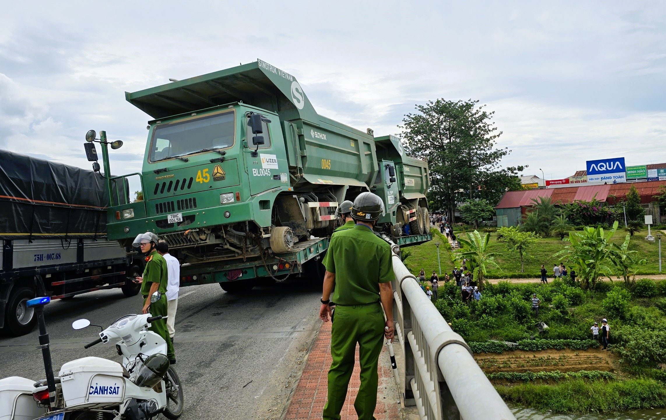 Đâm gãy lan can cầu, đầu xe kéo rơi xuống đất, sơ-mi rơ-moóc vắt vẻo trên thành- Ảnh 3.