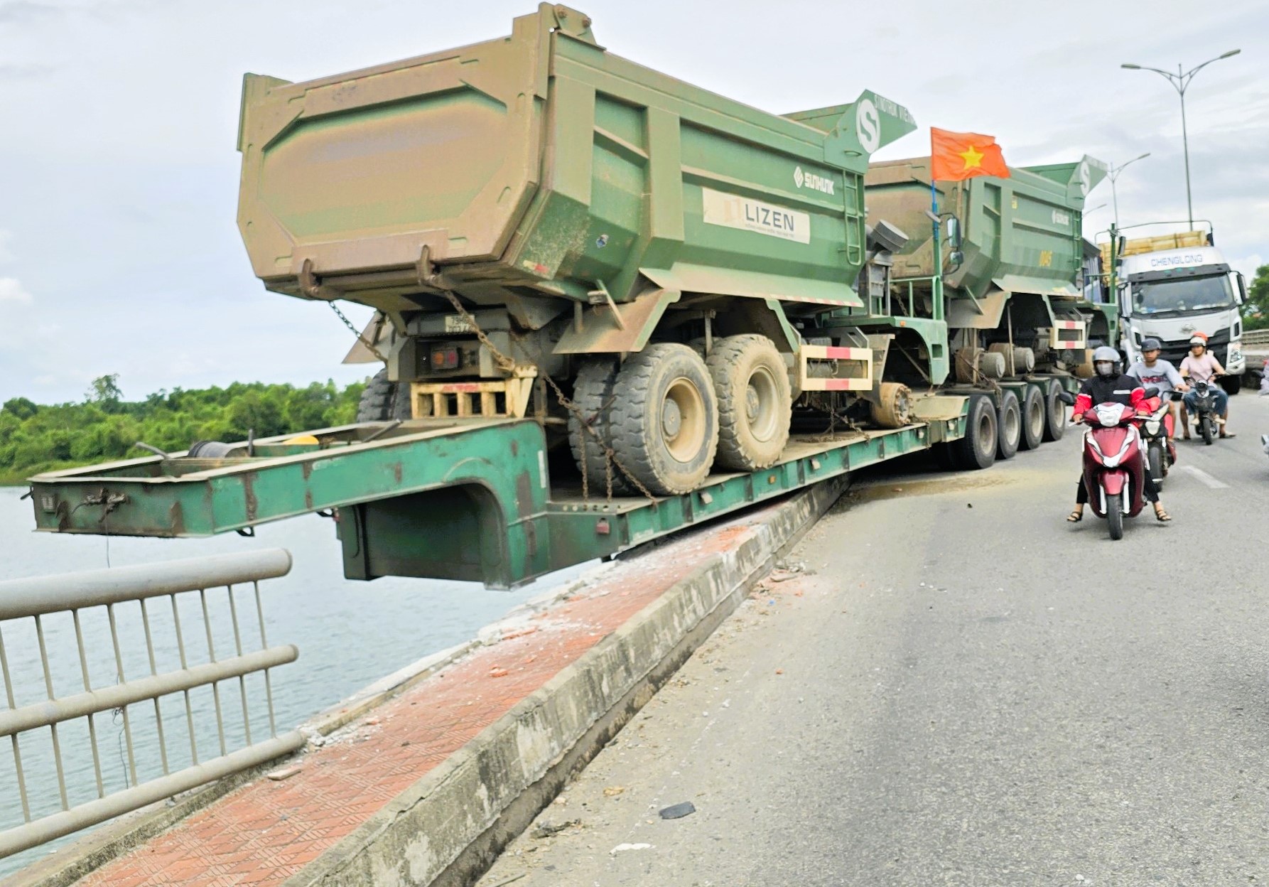 Đâm gãy lan can cầu, đầu xe kéo rơi xuống đất, sơ-mi rơ-moóc vắt vẻo trên thành- Ảnh 1.