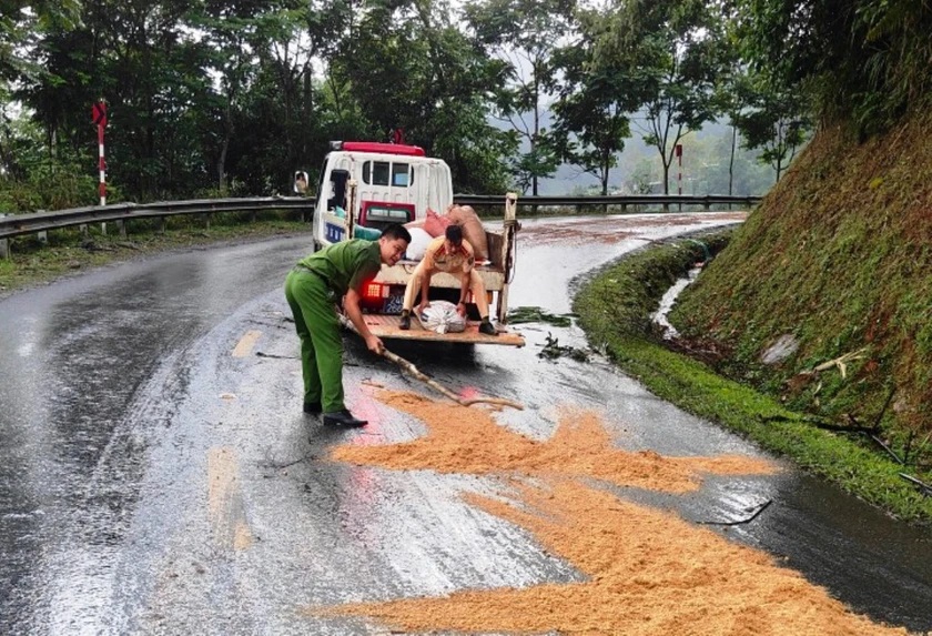 CSGT Lào Cai xử lý gấp vết dầu loang phục vụ người dân và học sinh- Ảnh 1.